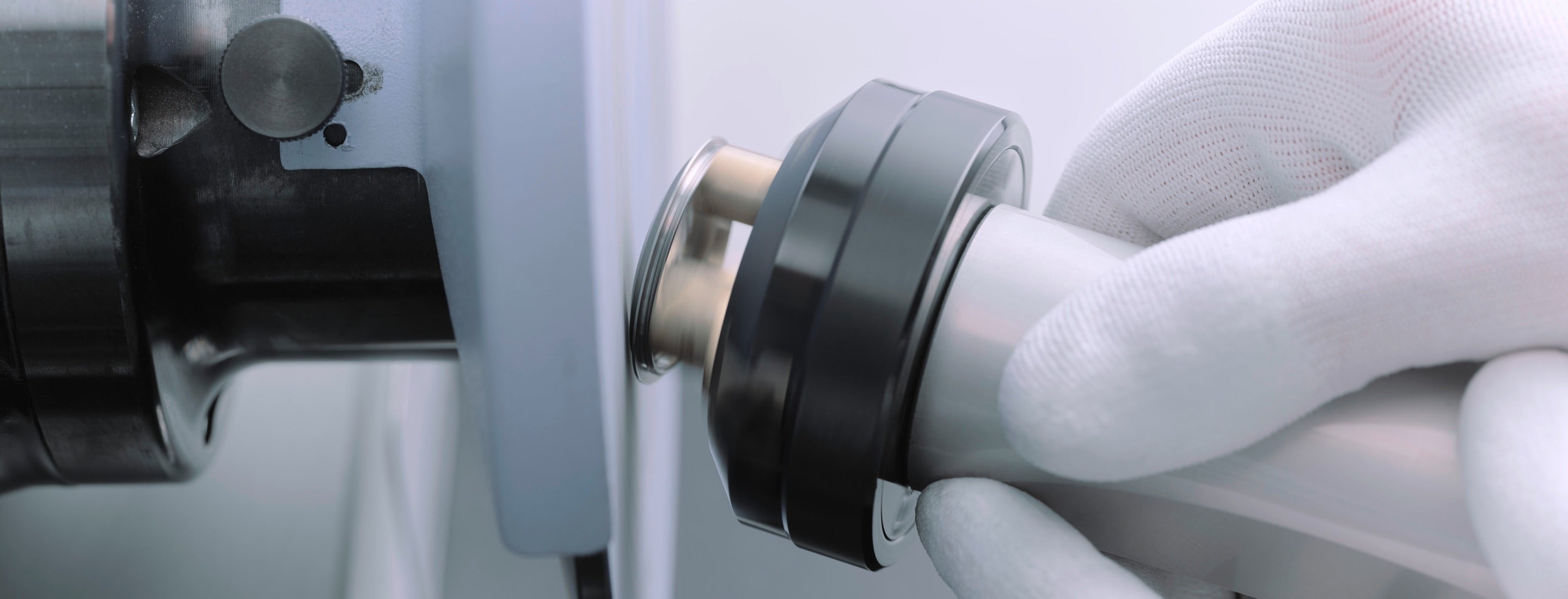 Polishing of the watch case and back, restoring the watch's exterior to its original finish and ensuring a refined, flawless appearance during the servicing process.